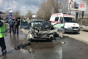 Авария дня. В Новокузнецке кроссовер лоб в лоб столкнулся с автобусом
