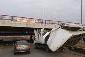 Мост с надписью "Газель не проедет" поймал 146-ю жертву