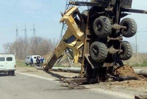 В Ростовской области автокран встал на дыбы, при попытке поднять столб опоры ЛЭП