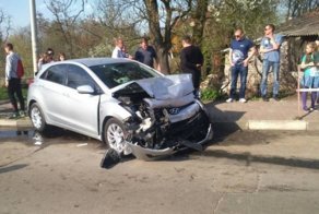 Быстрый бусик и невнимательный шкодовод устроили аварию с пострадавшими