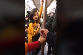 Причудливая реакция азиатов на прикосновения в метро