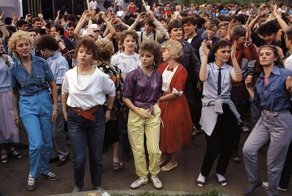 Джинсы-«варенки» и пластмассовые клипсы: за чем «охотились» наши мамы