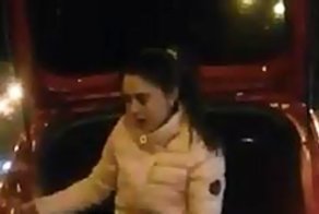 Девушка получила перелом обеих ног, катаясь в багажнике автомобиля