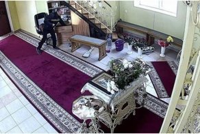 Набожный воришка трижды перекрестился, а потом украл деньги из храма