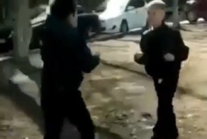 Мужчина заставил своего сына драться с другим школьником