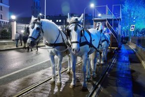 Ночные фотографии ретро-трамваев в Москве: репетиция парада