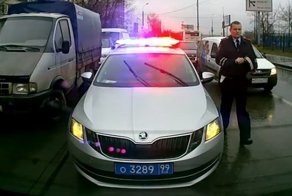 Обиженный нарушитель на полицейском автомобиле