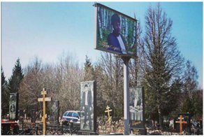 Родственники покойного установили на могиле рекламный щит