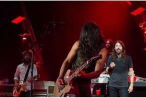 Фанат настолько круто сыграл на сцене с Foo Fighters, что вокалист встал перед ним на колени