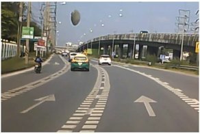 НЛО приземлился на трассу перед идущим автомобилем: видео