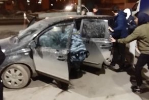 Пьяная молодежь устроила дебош у торгового центра в Архангельске