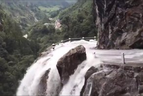 Опасная горная дорога с водопадом в Непале
