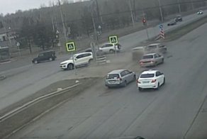 Авария дня. В Красноярске водитель BMW разбил три машины и уехал
