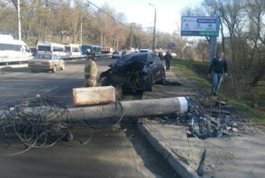 Авария дня. Столб и два автомобиля пострадали в Брянске