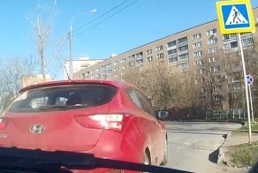 Дамам нужно уступать: ДТП на перекрестке с круговым движением