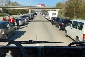 Как пропускают автомобили спецслужб на автобане в Германии