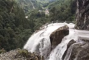 Видео: поездка по одной из самых опасных автодорог мира