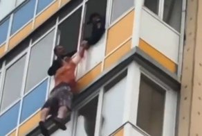 Дебошир сорвался с балкона 10-го этажа, пытаясь уйти от полиции