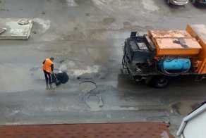 Ямочный ремонт дороги прямо в лужи