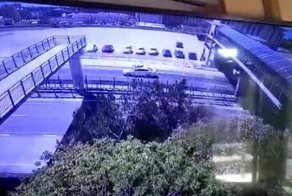 Пьяный мужчина чудом остался жив, упав с крыши надземного пешеходного перехода