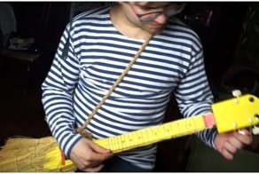 Музыканты сыграли композицию группы Nirvana на венике-балалайке, бревногитаре и коробках