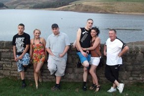 А вы его видите? Девушка разглядела на семейном фото призрака