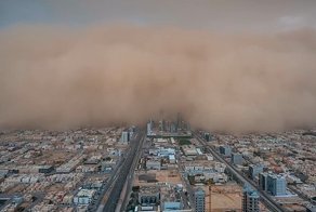 Фотограф опубликовал эпичное видео песчаной бури, за секунды поглотившей город