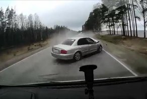 Авария дня. Человек вылетел из салона машины во время ДТП