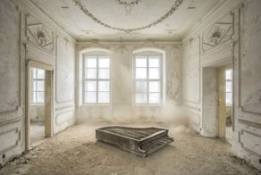 Пианист из Франции Роман Трие фотографирует старые фортепиано в заброшенных местах