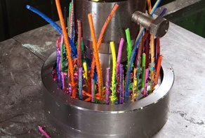 Видео: прикольные эксперименты с гидравлическим прессом и мягкими материалами