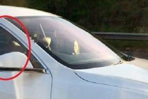 Водителя Tesla лишили прав за то, что он включил автопилот и пересел на пассажирское кресло