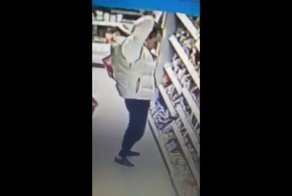 Воры закинули колбаски за воротник