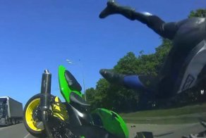 Авария дня. Мотоциклист попал в лобовое ДТП, увернувшись от пешеходов