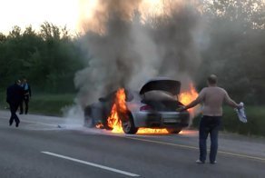 В Ростовской области на обочине дороги полностью сгорел BMW
