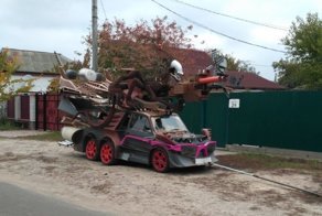 Жутковатый шестиколесный автомобиль-монстр