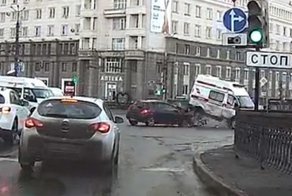 Авария дня.  Скорая помощь перевернулась в Челябинске