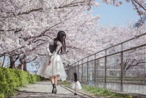 Японка фотографируется со своей кукольной копией  - и это очень красиво