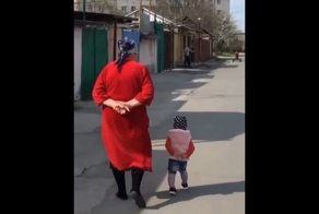 Маленькая девочка копирует походку своей бабушки