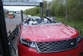 Водитель автовоза с новыми Range Rover не проехал под мостом