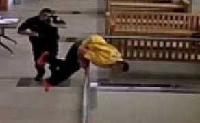 В США наркоторговец спрыгнул со второго этажа в здании суда