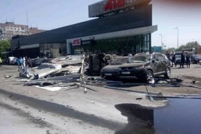 Авария дня. Фура без тормозов въехала на стоянку супермаркета, протаранив 12 автомобилей