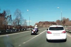 Инспектор ДПС на мотоцикле не справился с управлением