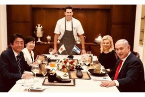 Сел в калошу: израильский шеф-повар шокировал японца десертом в виде башмака