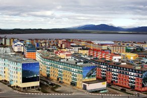 Как в столице Чукотки борются унылым пейзажем яркими красками