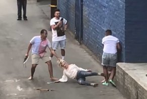 Драка геев и пьяных девушек попала на видео