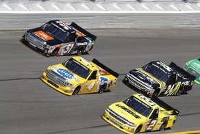 Camping World Truck Series: гонки пикапов