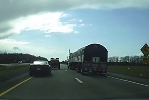 Водитель Chevy Camaro хотел обогнать леворядника на трассе, а устроил замес