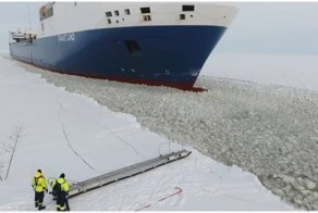 Финский моряк садится на движущийся корабль