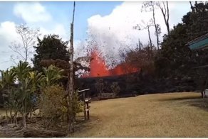 Житель накрытого лавой селения на Гавайях заснял огненный фонтан во дворе своего дома