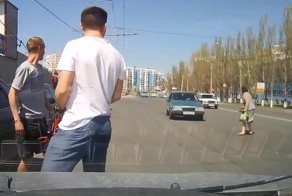 Глупая, но везучая женщина переходит дорогу